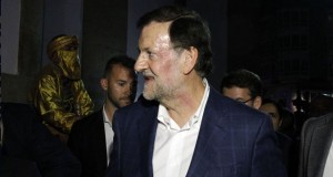 Rajoy, con la cara magullada tras el puñetazo que ha recibido. / MÓNICA PATXOT