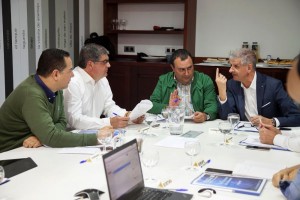 El presidente de la Federación Canaria de Municipios (FECAM), Manuel Ramón Plasencia (2d), junto al alcalde de La Orotava (Tenerife), Francisco Linares (d), durante la reunión del Comité Ejecutivo de la FECAM./Ramón de la Rocha (EFE) Archivo