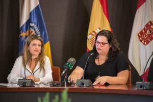 La directora general de Ordenación y Promoción Turística del Gobierno de Canarias, Candelaria Umpiérrez, y la consejera insular de Turismo del Cabildo de La Gomera, María Isabel Méndez