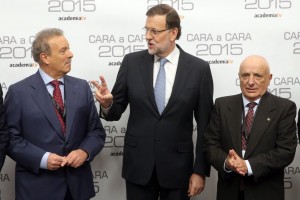 Mariano Rajoy (c) conversa con el presidente de la Academia de Televisión y moderador del debate, Manuel Campo Vidal (i), a su llegada al 'cara a cara'. ULY MARTÍN