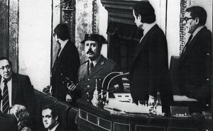 El teniente coronel Antonio Tejero, pistola en mano, en la tribuna del Congreso durante la intentona del 23 de febrero de 1981