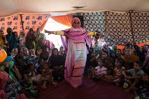 Mujer saharaui baila durante matrimonio celebrado en el campamento. Campamento de refugiados Smara, cerca de Tindouf, Algeria.  2013