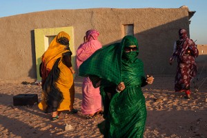 Mujeres saharauis con vestidos de fiesta para asistir a una boda. Campamento de refugiados Smara, cerca de Tindouf, Algeria. 2013
