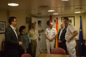 Un momento de la visita al buque de la Armada