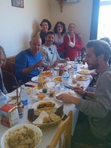 Compartiendo mesa en el restaurante