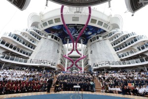 Las cifras del Harmony of the Seas dan vértigo: con 16 cubiertas para pasajeros, alcanza los 72 metros de altura, que se pueden recorrer en uno de los 24 ascensores.