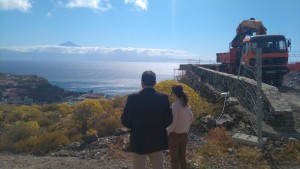 La diputada junto al secretario General de CC en La Gomera, Victor Chinea