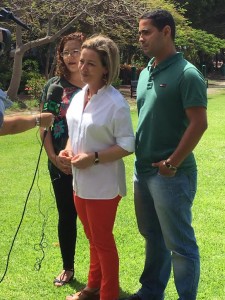 Ana Oramas con los candidatos por la Isla al Senado, Christian Méndez, y al Congreso, Yasmina García.