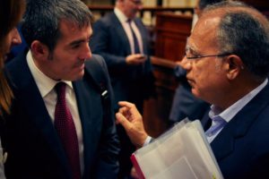 Casimiro Curbelo y Fernando Clavijo en el Parlamento de Canarias