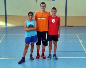 Javier Valeiras (centro), junto a Rebeca Chirino y Luis Miguel Herrera, jugadores del CB Isla de La Gomera.