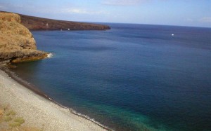 La embarcación navegará entre los tres puertos por las playas más impresionantes de La Gomera, que en su mayoría solo tienen acceso desde el mar o por senderos. Playa del Medio Foto de archivo de Gomeranoticias