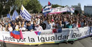 Cabecera de la manifetación del Orgullo LGTB encabezada,entre otros, por el secretario general de CC.OO., Ignacio Fernández Toxo; el secretario Político de Podemos, Íñigo Errejón, y el presidente de la FELGTB , Jesús Generelo, al inicio de la marcha, la más grande de Europa, que ha recorrido el centro de Madrid. EFE/Juan Carlos Hidalgo