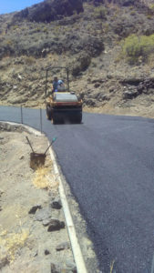 Momento del asfaltado de la carretera