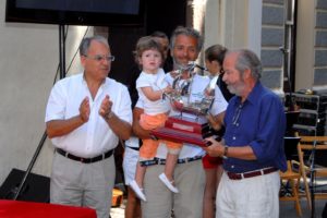 El Presidente del Cabildo Insular hace entrega de uno trofeo en una edición de la Regata