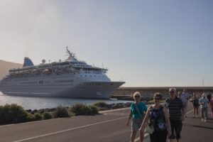 Imagen de un barco de crucero en Valle Gran Rey . Foto Gomeranoticias