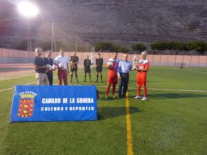 Momento de la entrega del trofeo colombino