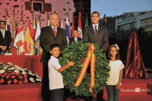 Imagen del homenaje con la corona de laurel llevado a cabo en ediciones anteriores desde el Parque de la Torre del Conde de La Gomera