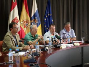 El presidente del Cabildo Insular con los alcaldes de Valle Gran Rey, Vallehermoso y San Sebastián, asistentes a la reunión