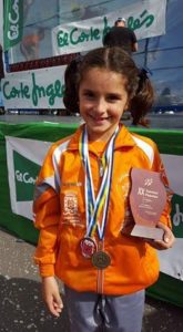 lucia-melian-darias-tercera-bejamin-y-trofeo-en-la-carrera-corte-ingles