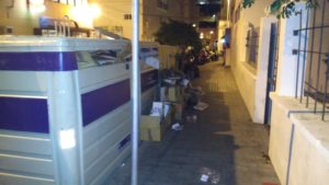 Imagen de acumulación de basura en la calle Profesor Armas Fernández este miércoles, 9 de noviembre