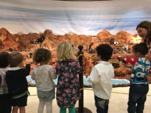 Un grupo de niños visitan el Belén del Cabildo Insular 