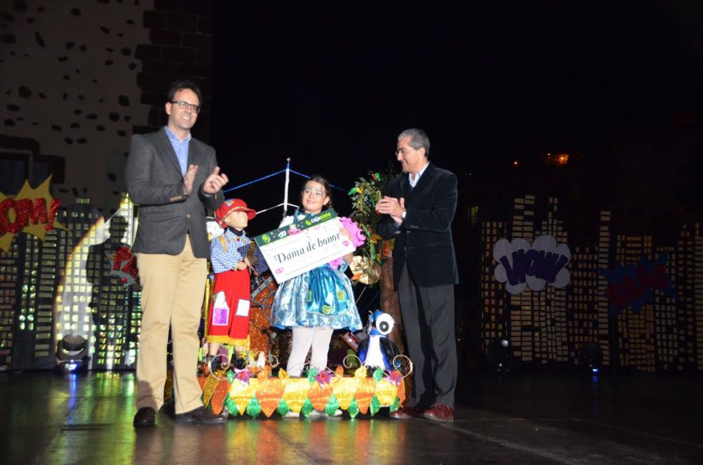 Dama de Honor del Carnaval de San Sebastián 2017 junto al alcalde, Ádasat Reyes y el director de Caja7, Miguel Ángel Negrín