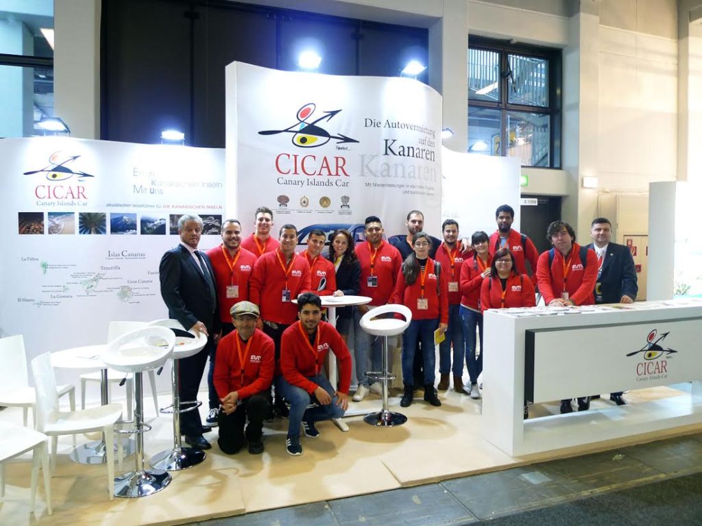 Un grupo de alumnos de la Escuela Universitaria de Turismo de Lanzarote visitó el stand de CICAR en la Feria de Berlín.