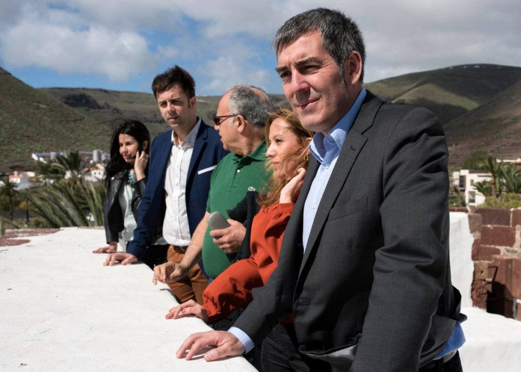 El Presidente Fernando Clavijo Batlle junto a Rosa Dávila, Adasat Reyes y la diputada Melodie Mendoza en la Torre del Conde de La Gomera (Foto: Arturo Rodriguez).