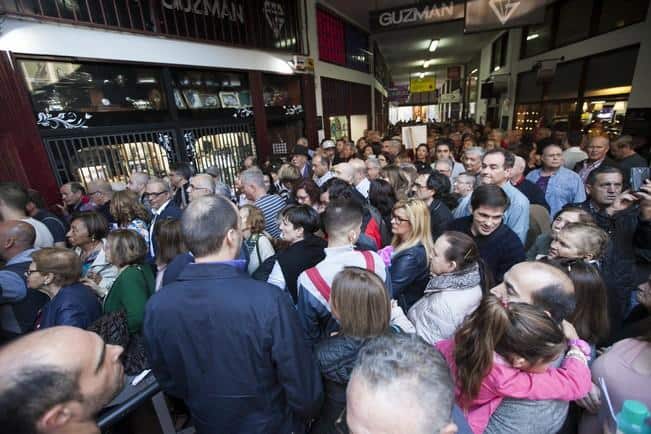 Pedro Sánchez desbordó de público el recinto en el que se celebró su acto en La Laguna. Foto Carsten W. Lauristsen