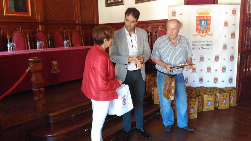 El alcalde de San Sebastián, Adasat Reyes con la concejal de Fasnia, Mari Carmen Marrero y Ricardo Díaz