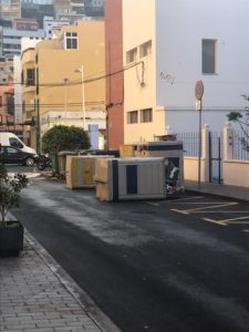 Dos contenedores volcados en una calle de San Sebastián