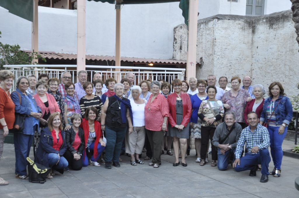 Visita de la comitiva fasniera a la Asociación de la Tercera Edad 'Iballa' de San Sebastián de La Gomera
