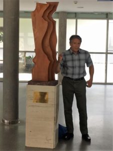 Pedro Sabina junto a su escultura