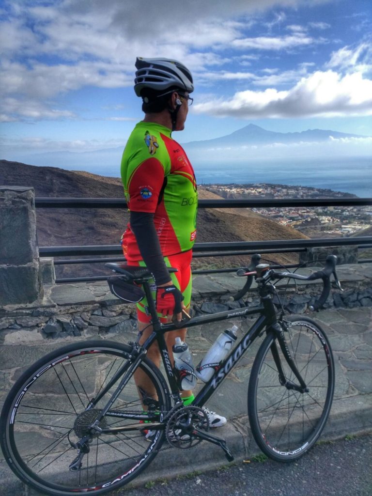 Emilio Morales. Al fondo San Sebastián de la Gomera. Foto Andy Álvarez