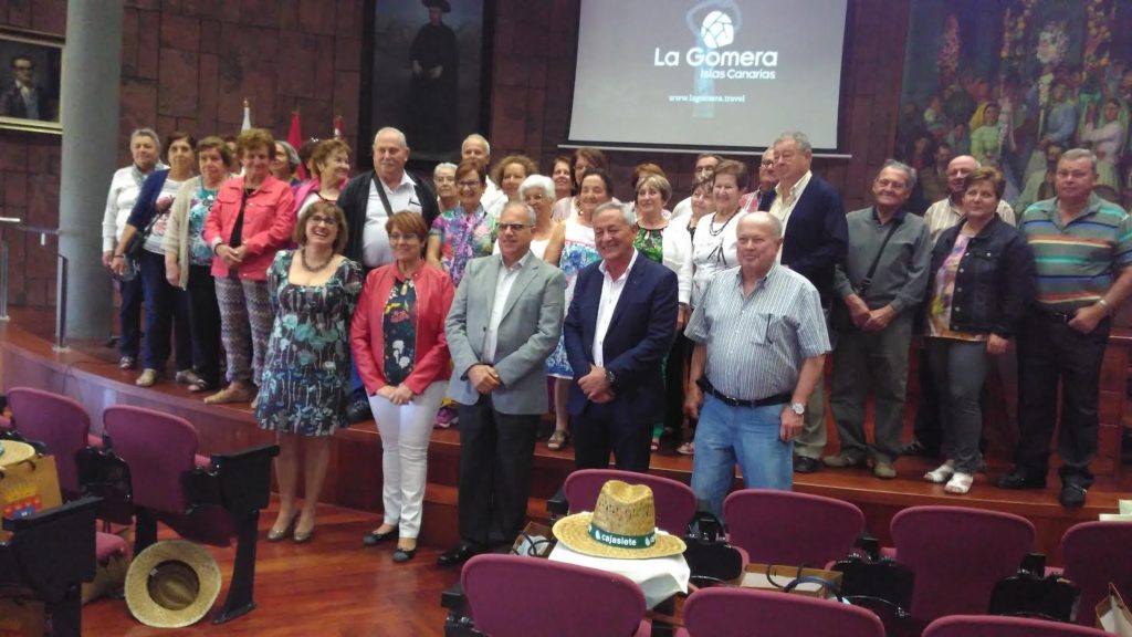 La representación fasniera en el Cabildo Insular encabezados por el presidente, Casimiro Curbelo y Damián Pérez, alcalde del municipio sureño