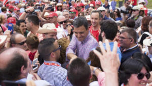 Pedro Sánchez saluda a sus simpatizantes, el sábado, en Cártama (Málaga). | CARLOS DÍAZ