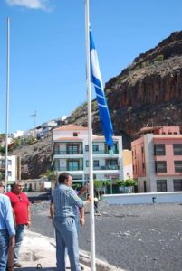 Momento en el que el Alcalde, Manuel Ramón Plasencia, iza la Bandera Azul. Foto Erasmo Ramos