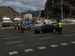 Agentes de la Guardia Civil realiza control sobre vehículos y conductores