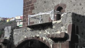 La ejecución incluye el tratamiento de la balconada exterior del edificio (Foto Gomeranoticias)