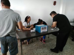 Aspecto de la mesa electoral en Las Galanas este domingo