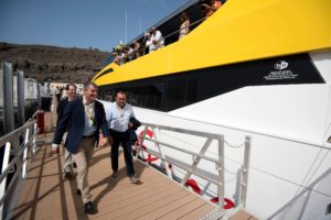 El alcalde de Alajeró, Manuel Ramón Plasencia y el presidente del Gobierno de Canarias, Fernando Clavijo al acceder en el puerto de Playa de Santiago