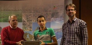 El Cabildo recibe al deportista gomero Cristofer Clemente