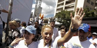 La mujer de Leopoldo López desafía a Maduro encabezando una marcha