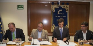 Endesa y la FECAM firman un convenio para colaborar con los ayuntamientos en la atención a la pobreza energética