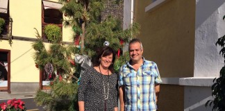 Los niños adornan la Navidad en Hermigua con material reciclado