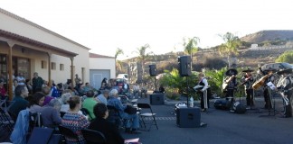 El Cabildo visita a los usuarios de la residencia de Alajeró