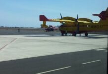 El avión Air Tractor con base en La Gomera se suma a las labores de control del incendio de Tenerife