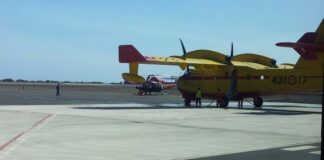 El avión Air Tractor con base en La Gomera se suma a las labores de control del incendio de Tenerife