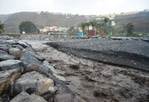El color del agua de los barrancos refleja la ceniza que arrastra desde las zonas afectadas por el incendio