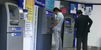 Las comisiones y las tarjetas gratis son los principales motivos para cambiar de banco